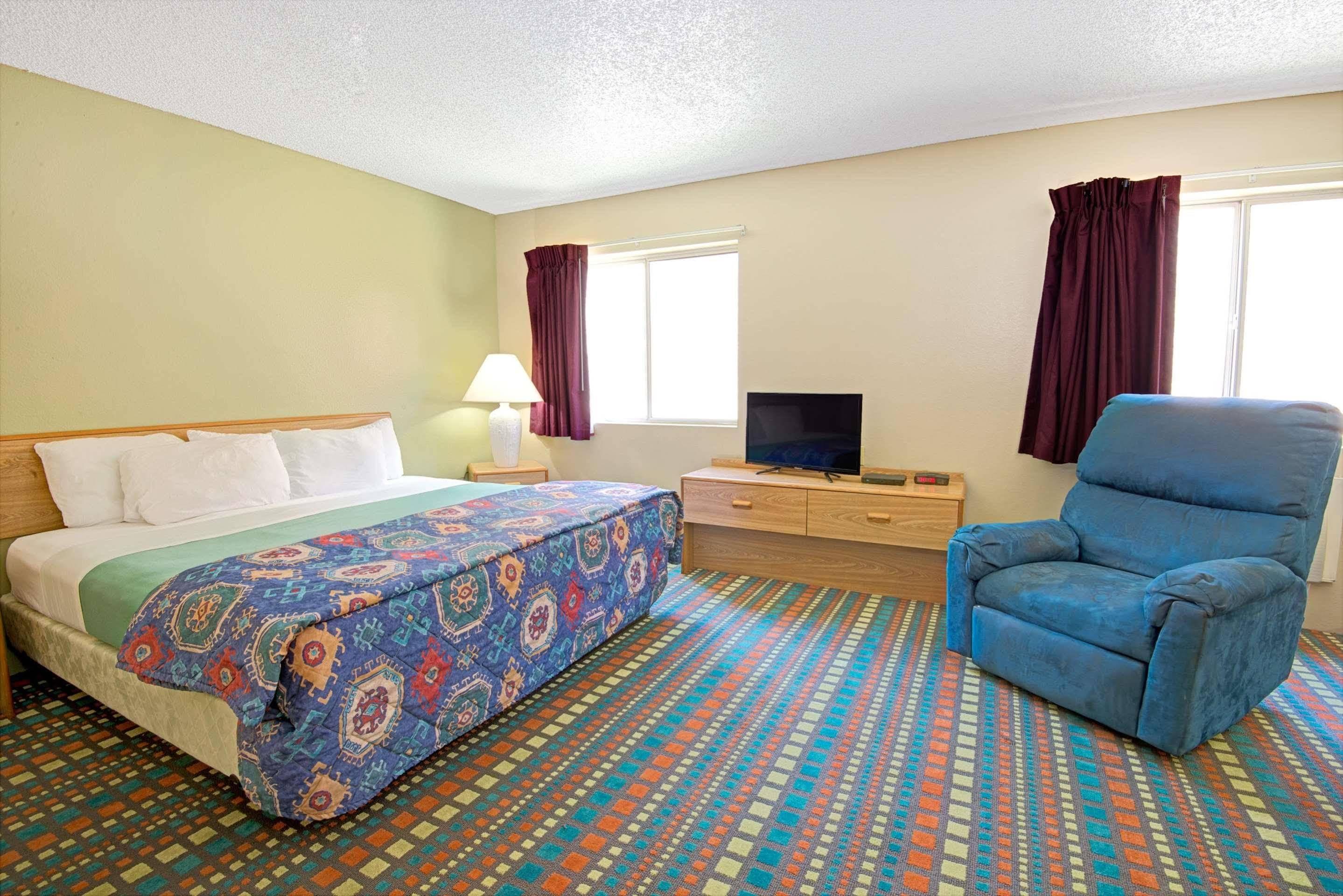 Super 8 By Wyndham Belen Nm Hotel Exterior photo